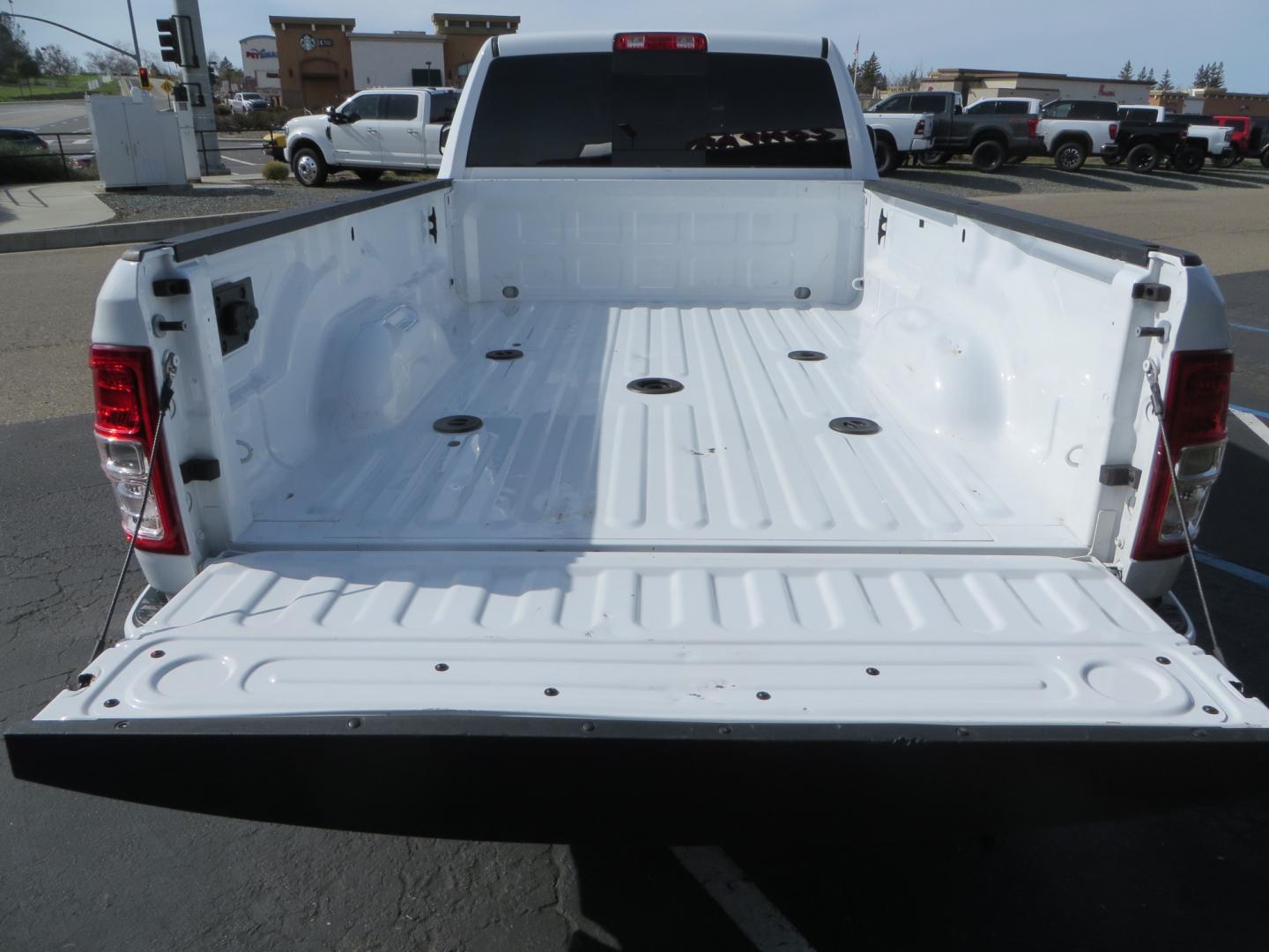 2022 White RAM 3500 Big Horn Crew Cab LWB 4WD (3C63R3HL9NG) with an 6.7L L6 OHV 24V TURBO DIESEL engine, 6A transmission, located at 2630 Grass Valley Highway, Auburn, CA, 95603, (530) 508-5100, 38.937893, -121.095482 - Photo#11